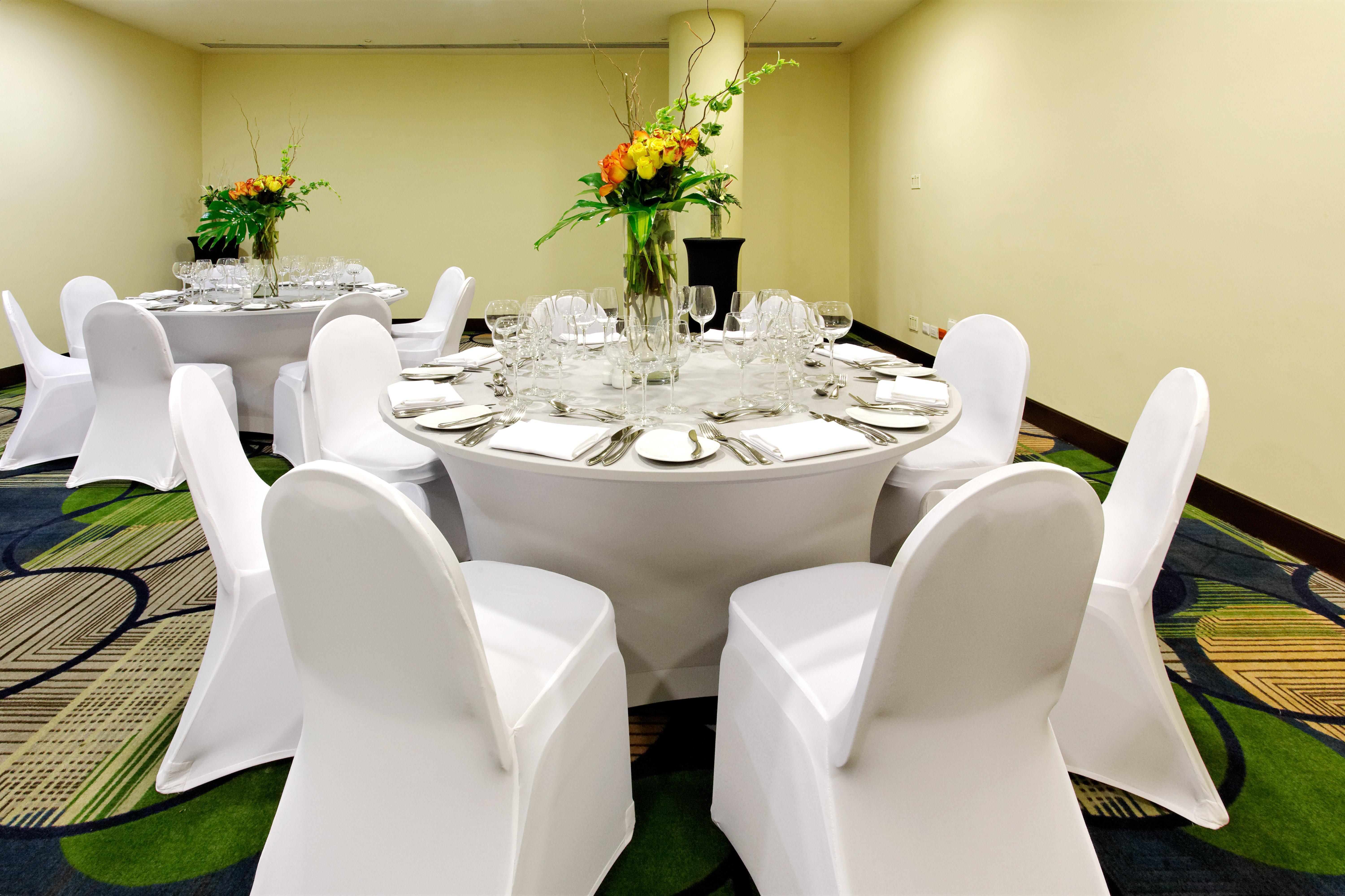 Holiday Inn Santo Domingo By Ihg Extérieur photo A table set for a formal dinner
