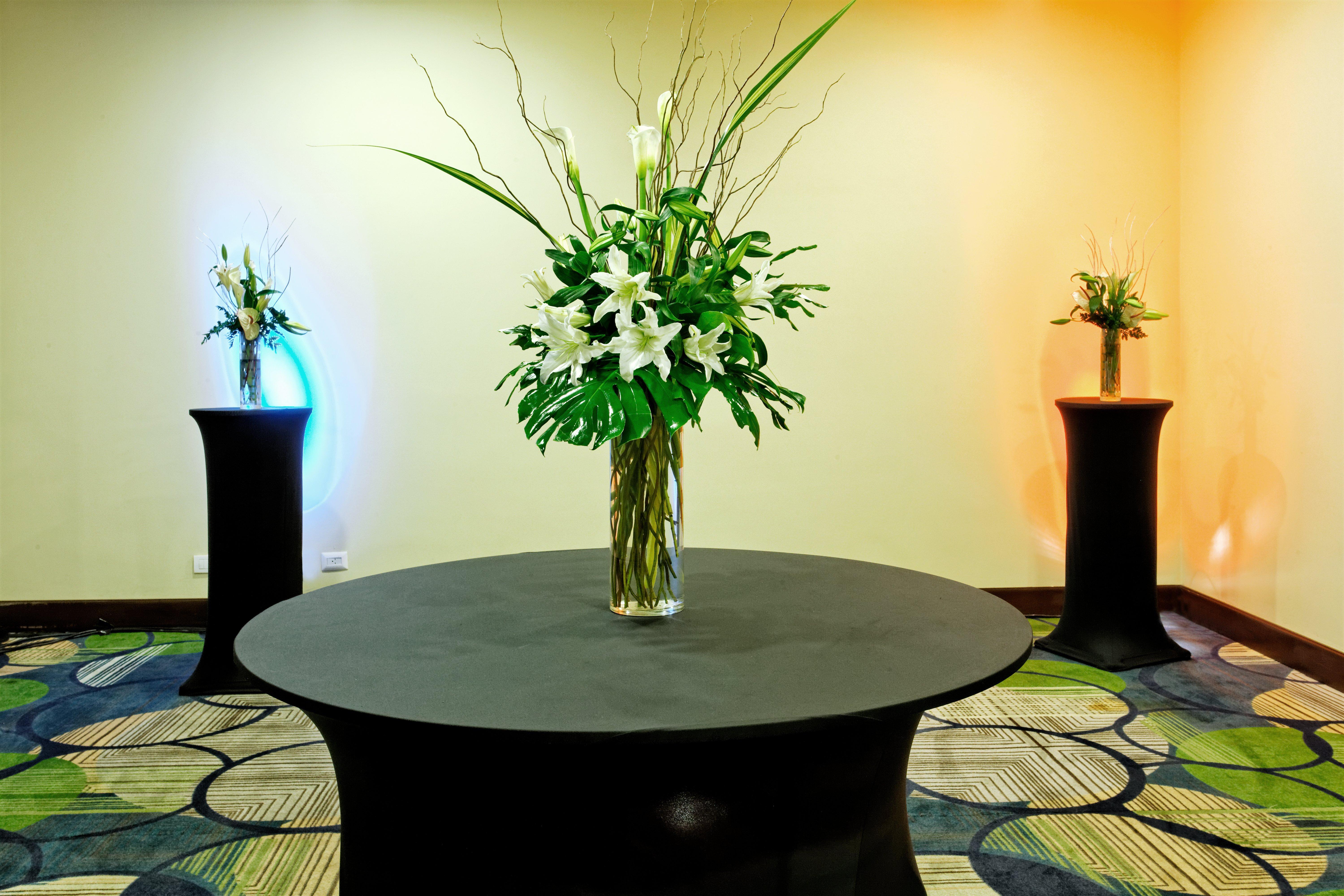 Holiday Inn Santo Domingo By Ihg Extérieur photo A cocktail table with a flower arrangement