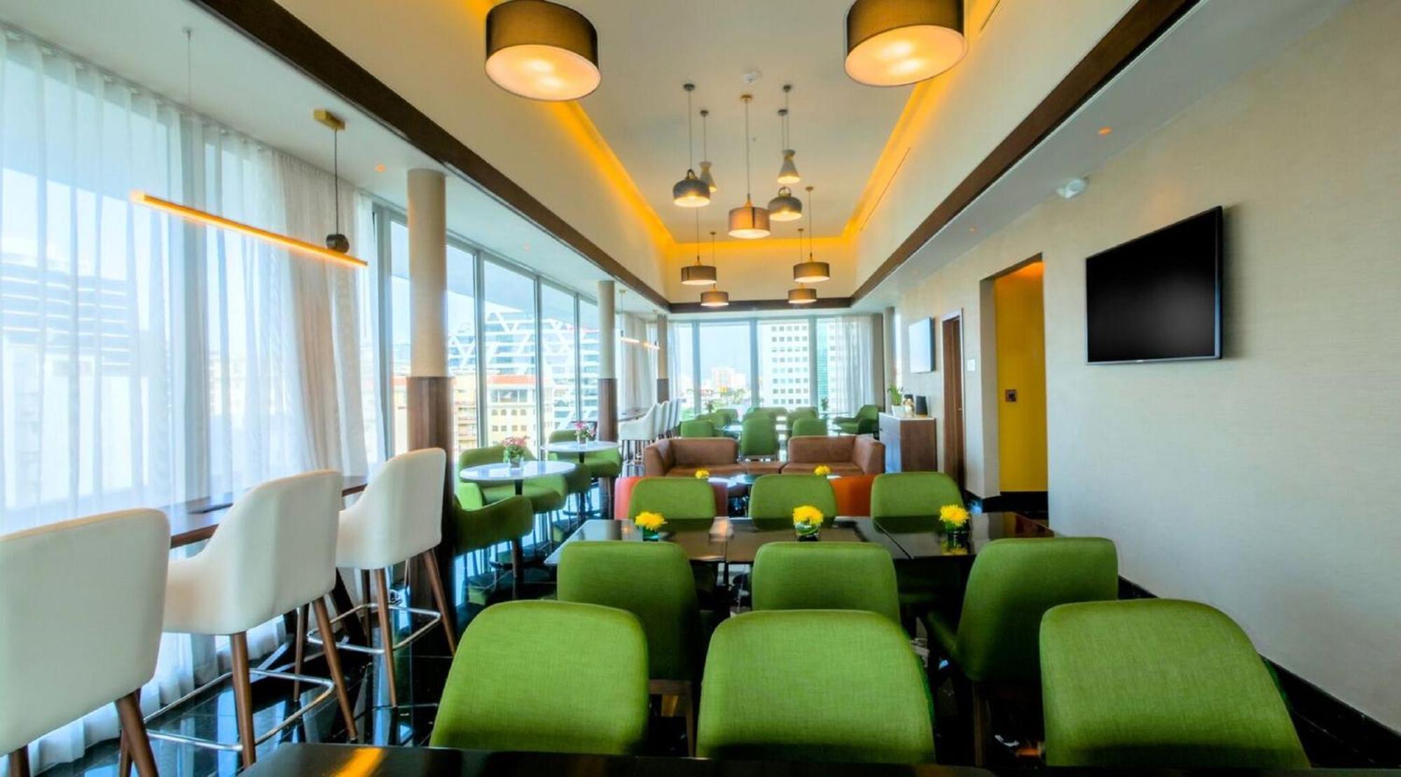 Holiday Inn Santo Domingo By Ihg Extérieur photo The lounge at the airport