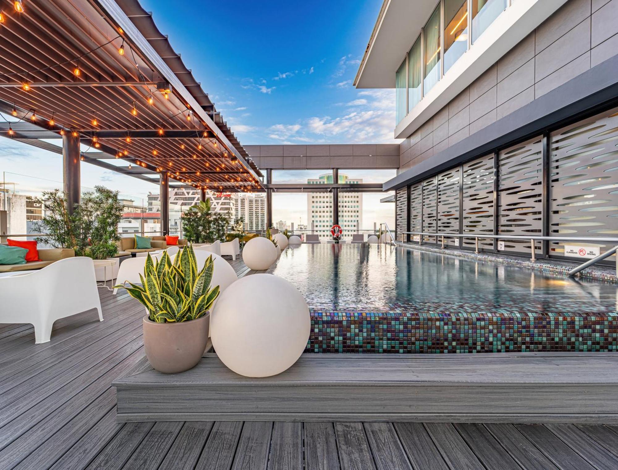 Holiday Inn Santo Domingo By Ihg Extérieur photo Rooftop pool at the hotel